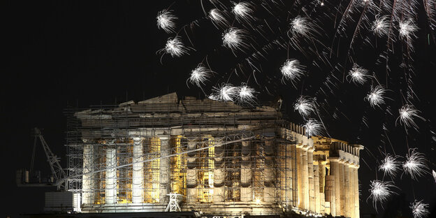 Feuerwerk über einem alten Tempel