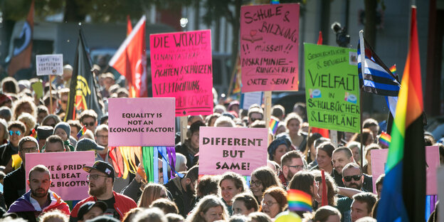 Eine bunte Menschenmenge voller Plakate für die Gleichberechtigung der Geschlechter