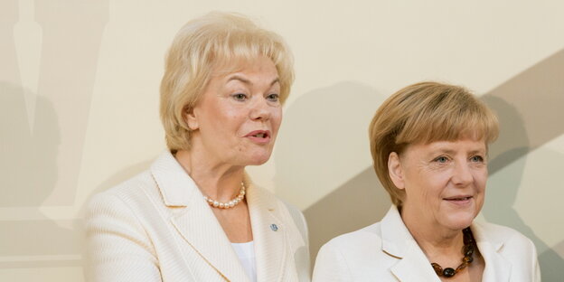 zwei Frauen stehen nebeneinander zwei Frauen stehen nebeneinander