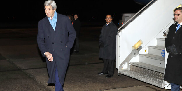John Kerry ist die Gangway eines Flugzeugs runtergelaufen John Kerry ist die Gangway eines Flugzeugs runtergelaufen
