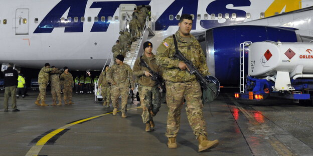 Ankunft von US-Soldaten auf einem Flughafen Ankunft von US-Soldaten auf einem Flughafen