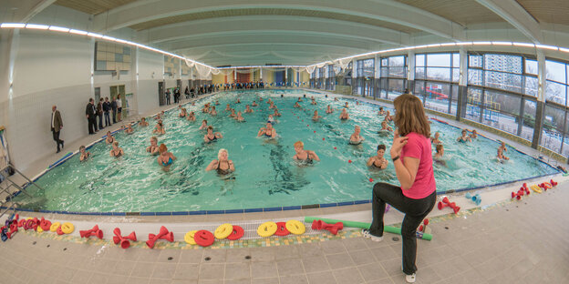 Wassergymnastik in Spandauer Hallenbad Wassergymnastik in Spandauer Hallenbad