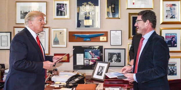 Donald Trump und Kai Diekmann stehen sich an einem Schreibtisch gegenüber Donald Trump und Kai Diekmann stehen sich an einem Schreibtisch gegenüber