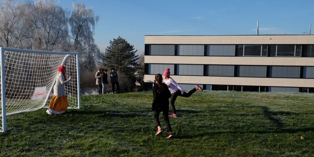 Fußball spielende Mädchen auf einer Wiese Fußball spielende Mädchen auf einer Wiese