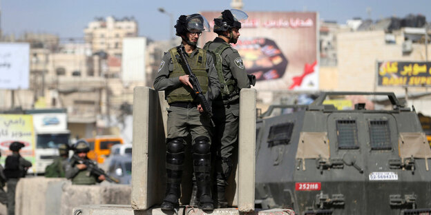 Zwei israelische Grenzsoldaten am Qalandiya-Checkpoint Zwei israelische Grenzsoldaten am Qalandiya-Checkpoint