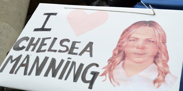 Plakat auf dem auf Englisch steht: Ich liebe Chelsea Manning Plakat auf dem auf Englisch steht: Ich liebe Chelsea Manning