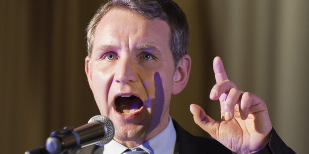 Björn Höcke schreit ins Mikro und fuchtelt mit dem Zeigefinger Björn Höcke schreit ins Mikro und fuchtelt mit dem Zeigefinger