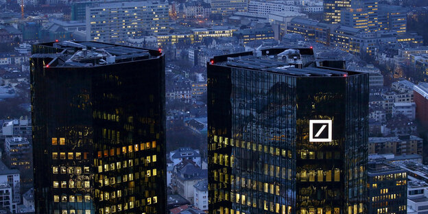 Das Hauptquartier der Deutschen Bank in Frankfurt in der Abenddämmerung Das Hauptquartier der Deutschen Bank in Frankfurt in der Abenddämmerung