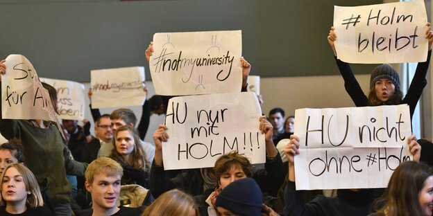 Studenten halten Transparente für Holm hoch Studenten halten Transparente für Holm hoch