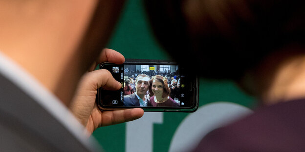 Cem Özdemir und Katrin Göhring-Eckhardt machen ein Selfie Cem Özdemir und Katrin Göhring-Eckhardt machen ein Selfie