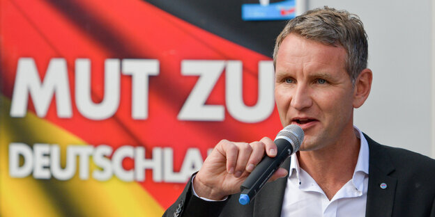 Höcke steht vor einer Deutschand Höcke steht vor einer Deutschand