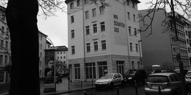 Haus mit Inschrift „Wir schaffen das“ Haus mit Inschrift „Wir schaffen das“