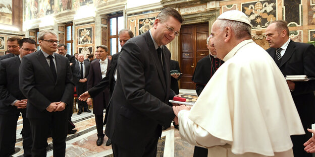 DFB-Chef Grindel und der Papst DFB-Chef Grindel und der Papst