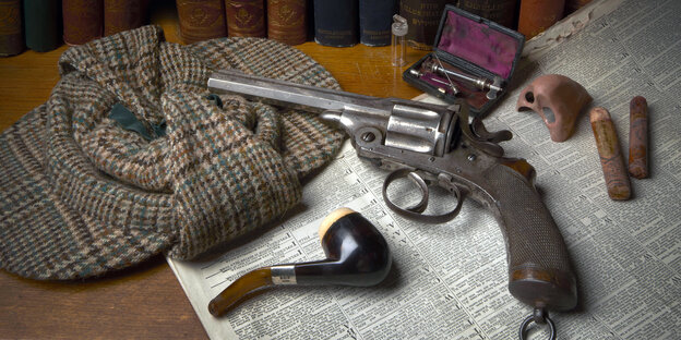 Die Utensilien von Sherlock Holmes: Revolver, Pfeife, falsche Nase, Schiebermütze und Spritzbesteck Die Utensilien von Sherlock Holmes: Revolver, Pfeife, falsche Nase, Schiebermütze und Spritzbesteck