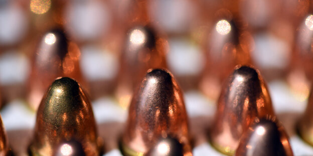 9 mm-Munition steht nebeneinander 9 mm-Munition steht nebeneinander
