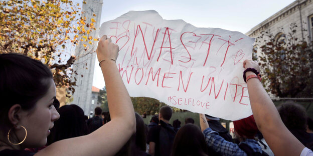 Frauen halten ein Transparent hoch: "Nasty Women United" steht darauf Frauen halten ein Transparent hoch: "Nasty Women United" steht darauf