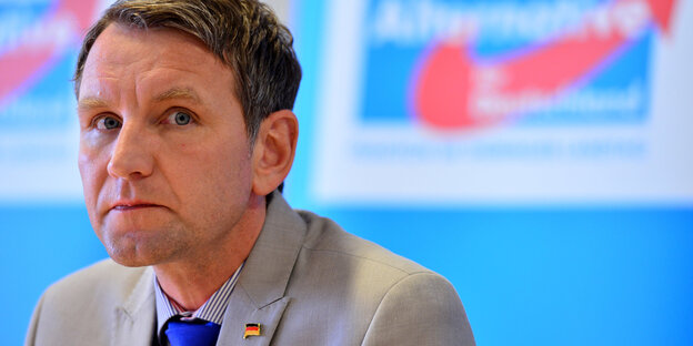 Björn Höcke sitzt vor einem AfD-Plakat Björn Höcke sitzt vor einem AfD-Plakat