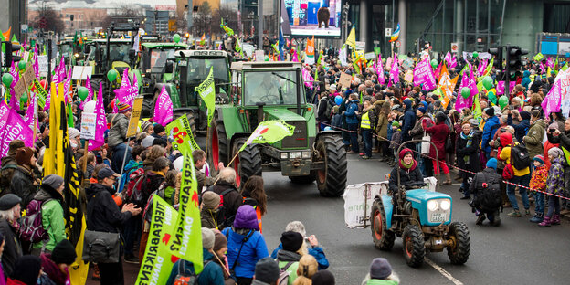 Traktoren fahren durch eine Menschenmenge Traktoren fahren durch eine Menschenmenge