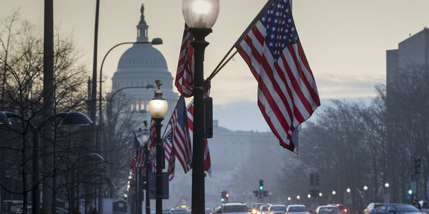 Das Kapitol in Washington mit davorhängenden USA-Flaggen Das Kapitol in Washington mit davorhängenden USA-Flaggen