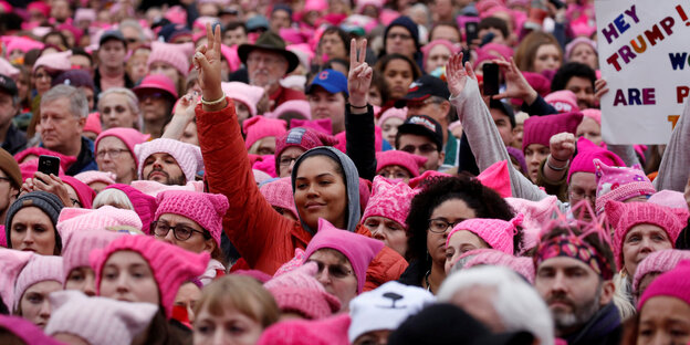 Viele Frauen mit pinken Mützen, die protestieren Viele Frauen mit pinken Mützen, die protestieren