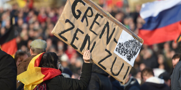 Bei einer Pegida-Demonstration in Dresden hält eine Person einen Pappkarton mit der Aufschrift "Grenzen zu!" Bei einer Pegida-Demonstration in Dresden hält eine Person einen Pappkarton mit der Aufschrift "Grenzen zu!"