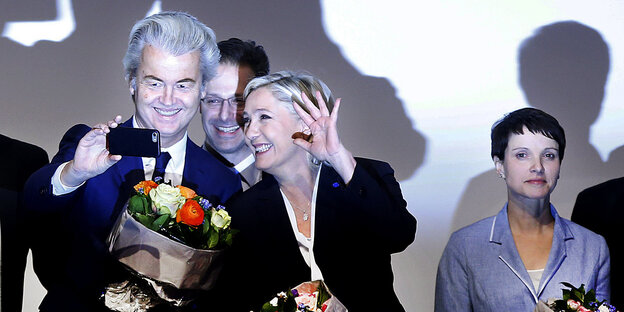 Geert Wilders, Marcus Pretzell und Marine le Pen machen ein Selfie während Frauke Petry daneben steht Geert Wilders, Marcus Pretzell und Marine le Pen machen ein Selfie während Frauke Petry daneben steht