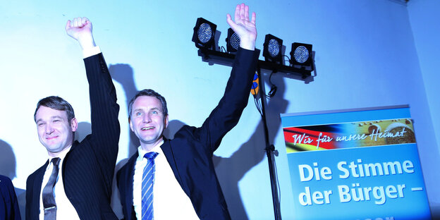 Die AfD-Politiker Poggenburg und Höcke mit erhobenen linken Armen Die AfD-Politiker Poggenburg und Höcke mit erhobenen linken Armen