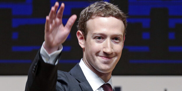 Mark Zuckerberg lächelt und winkt Mark Zuckerberg lächelt und winkt