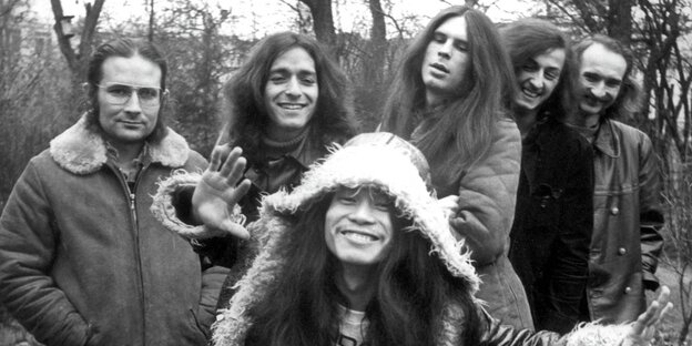 Ein Schwarz-Weiß-Foto der Band Can Ein Schwarz-Weiß-Foto der Band Can