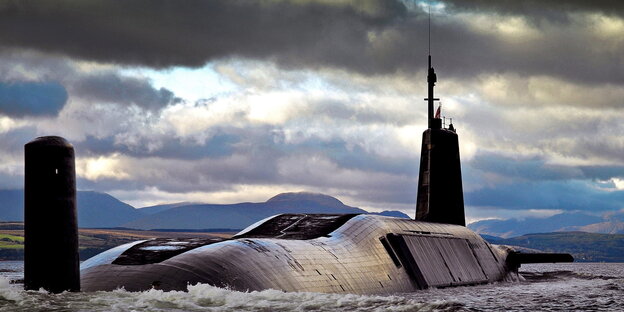 Ein Militär-U-Boot ragt aus dem Wasser Ein Militär-U-Boot ragt aus dem Wasser