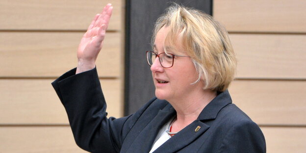 Theresia Bauer steht im Landtag und hebt die rechte Hand zum Schwur Theresia Bauer steht im Landtag und hebt die rechte Hand zum Schwur