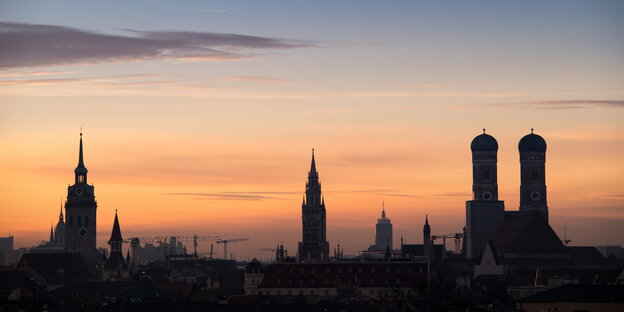 Die Stadtsilhouette von München im Sonnenuntergang Die Stadtsilhouette von München im Sonnenuntergang