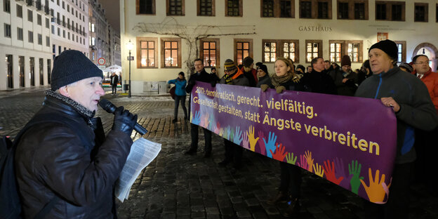Demonstration, Mann spricht Demonstration, Mann spricht
