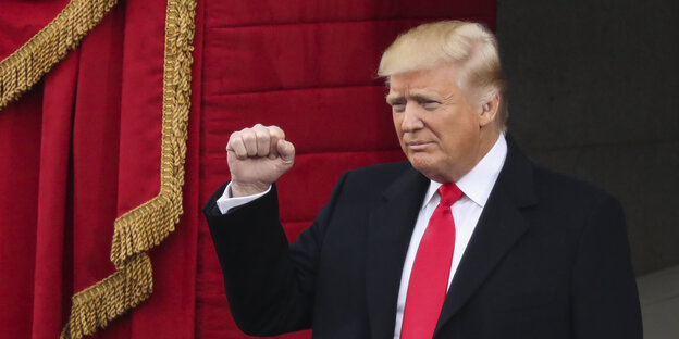Donald Trump im Smoking mit geballten Fäusten Donald Trump im Smoking mit geballten Fäusten