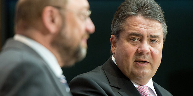SPD-Chef und Bundeswirtschaftsminister Sigmar Gabriel (r) gratuliert am 26.05.2014 im Willy-Brandt-Haus in Berlin SPD-Spitzenkandidat Martin Schulz zum Ergebnis der Europawahl SPD-Chef und Bundeswirtschaftsminister Sigmar Gabriel (r) gratuliert am 26.05.2014 im Willy-Brandt-Haus in Berlin SPD-Spitzenkandidat Martin Schulz zum Ergebnis der Europawahl