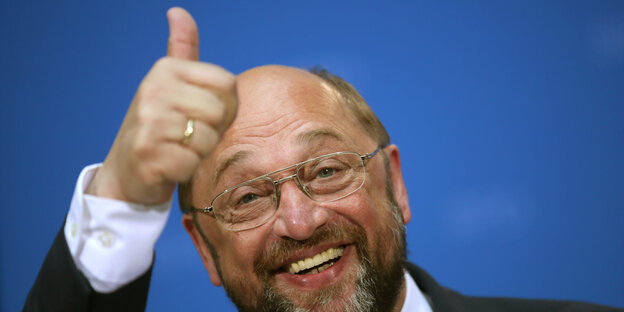 Martin Schulz lächelt und hebt den Daumen Martin Schulz lächelt und hebt den Daumen