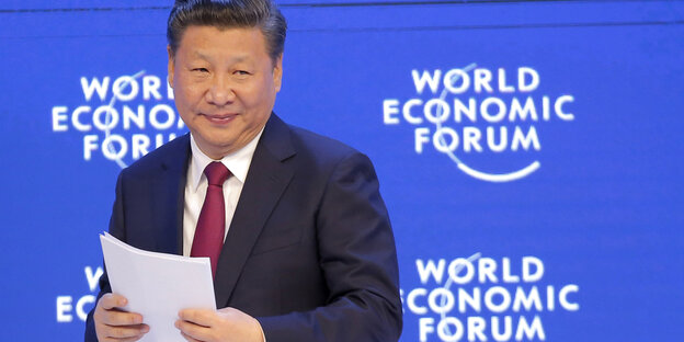Chinas Präsident Xi Jinping vor blauem Hintergrund Chinas Präsident Xi Jinping vor blauem Hintergrund