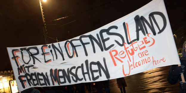 Ein Transparent, auf dem u.a. "Für ein offenes Land" steht Ein Transparent, auf dem u.a. "Für ein offenes Land" steht