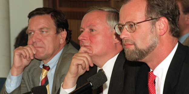 Gerhard Schröder, Oskar Lafontaine und Rudolf Scharping sitzen nebeneinander Gerhard Schröder, Oskar Lafontaine und Rudolf Scharping sitzen nebeneinander