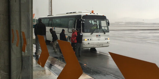 Ein Bus steht auf dem Rollfeld eines Flughafens Ein Bus steht auf dem Rollfeld eines Flughafens