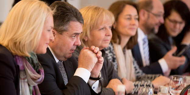Drei Frauen und ein Mann sitzen neben Sigmar Gabriel an einem Tisch Drei Frauen und ein Mann sitzen neben Sigmar Gabriel an einem Tisch