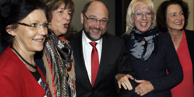 Vier SPD-Politikerinnen und Martin Schulz Vier SPD-Politikerinnen und Martin Schulz