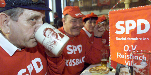 Ein Sozialdemokrat trinkt Bier Ein Sozialdemokrat trinkt Bier