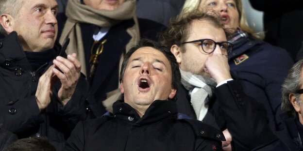 Ein Mann jubelt in einer Gruppe anderer Menschen. Es ist Matteo Renzi Ein Mann jubelt in einer Gruppe anderer Menschen. Es ist Matteo Renzi