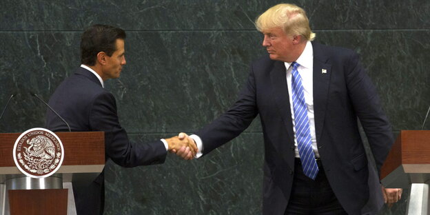 Peña Nieto und Trump geben sich die Hand Peña Nieto und Trump geben sich die Hand
