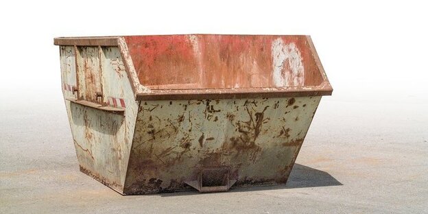 Ein verrosteter Baumüllcontainer Ein verrosteter Baumüllcontainer