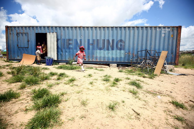 Kinder kommen in Zimbabwes Hauptstadt Harare aus einem Schiffscontainer, der ihnen als Klassenraum dient.