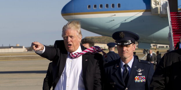 Donald Trump vor einem Flugzeug Donald Trump vor einem Flugzeug