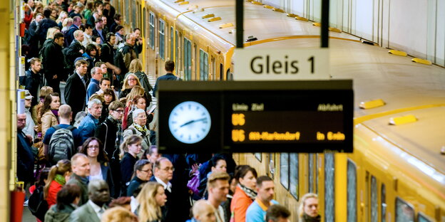 Fahrgäste steigen an der Haltestelle Friedrichstraße in Berlin in die U6