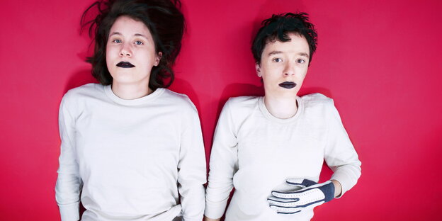 Daniela Reis (rechts) und Friederike Ernst, alias Schnipo Schranke, vor pinkfarbenem Hintergrund Daniela Reis (rechts) und Friederike Ernst, alias Schnipo Schranke, vor pinkfarbenem Hintergrund